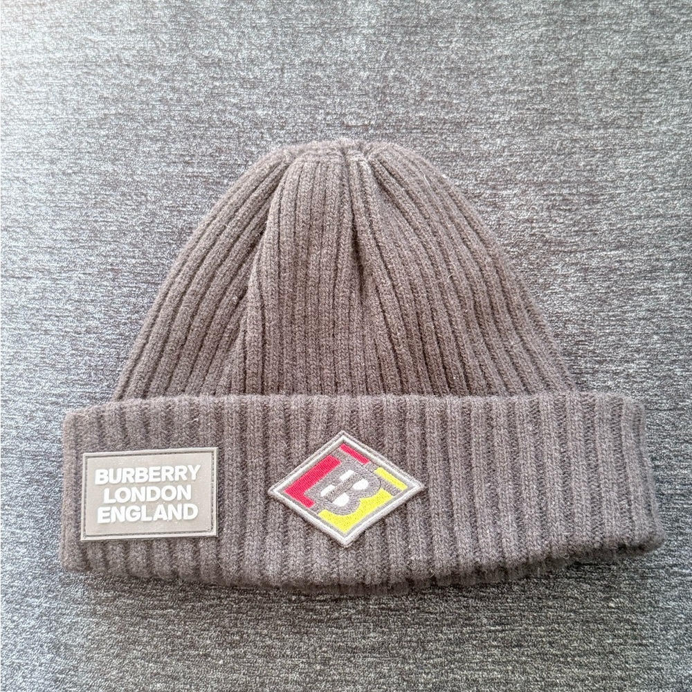 Burberry logo Beanie one size 
Made with wool 
Mint condition